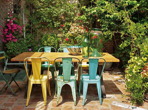 Tolix dining chair in garden  Photo credit: micasarevista.com